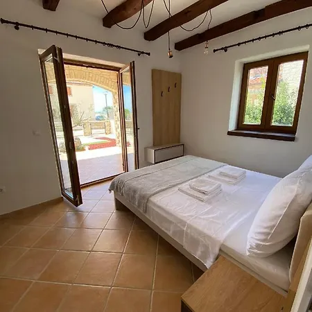 Villa Rustic With Private Pool Cabrunici