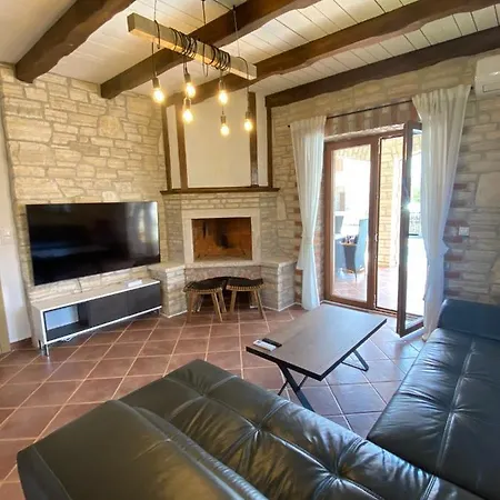 Villa Rustic With Private Pool Cabrunici